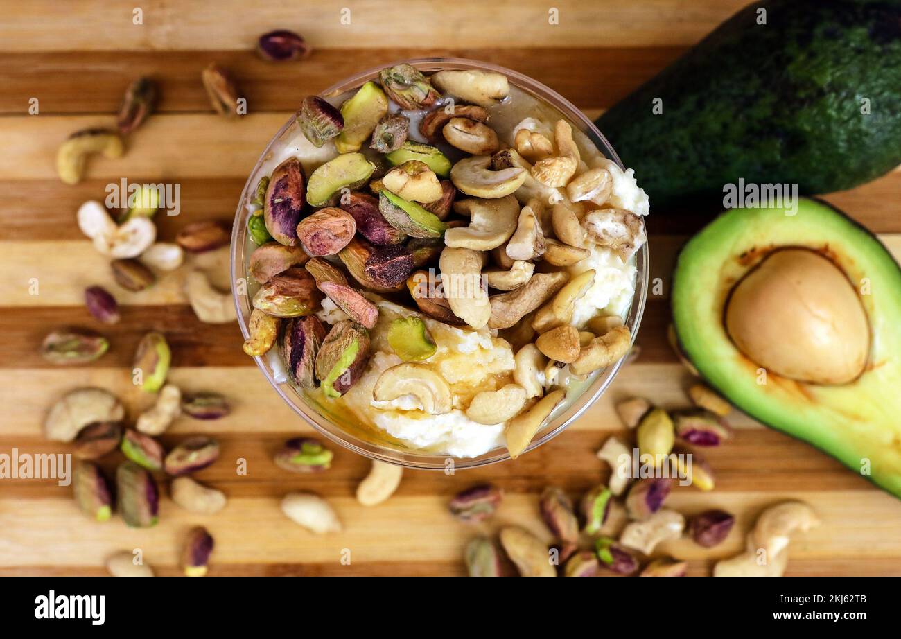 Photos de quelques jus et smoothies avec beignets Banque D'Images