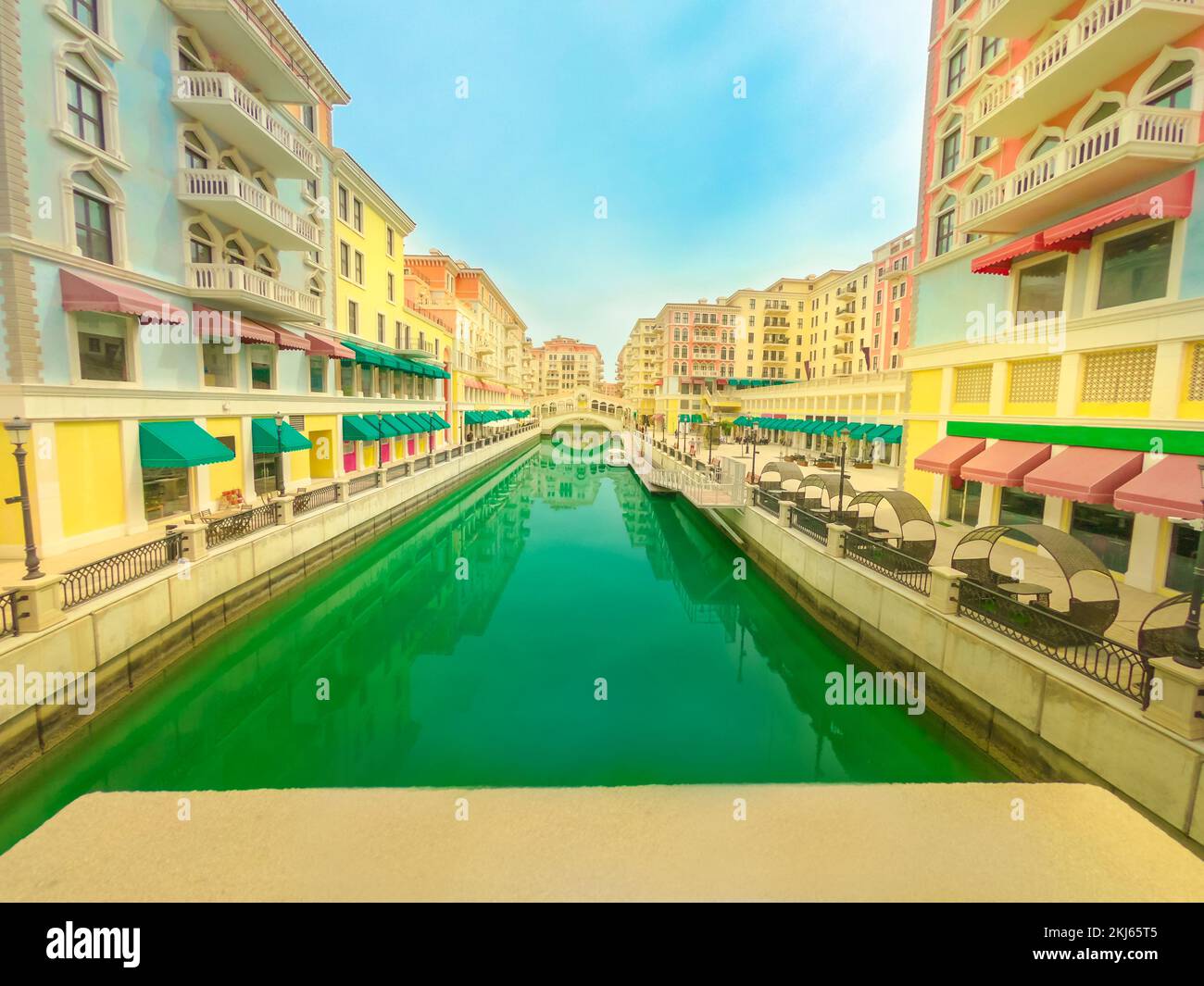 Scénaraire de Venise au quartier de Qanat dans la Perle-Qatar, golfe Persique, Moyen-Orient. Vue aérienne du pont vénitien sur les canaux de pittoresque Banque D'Images