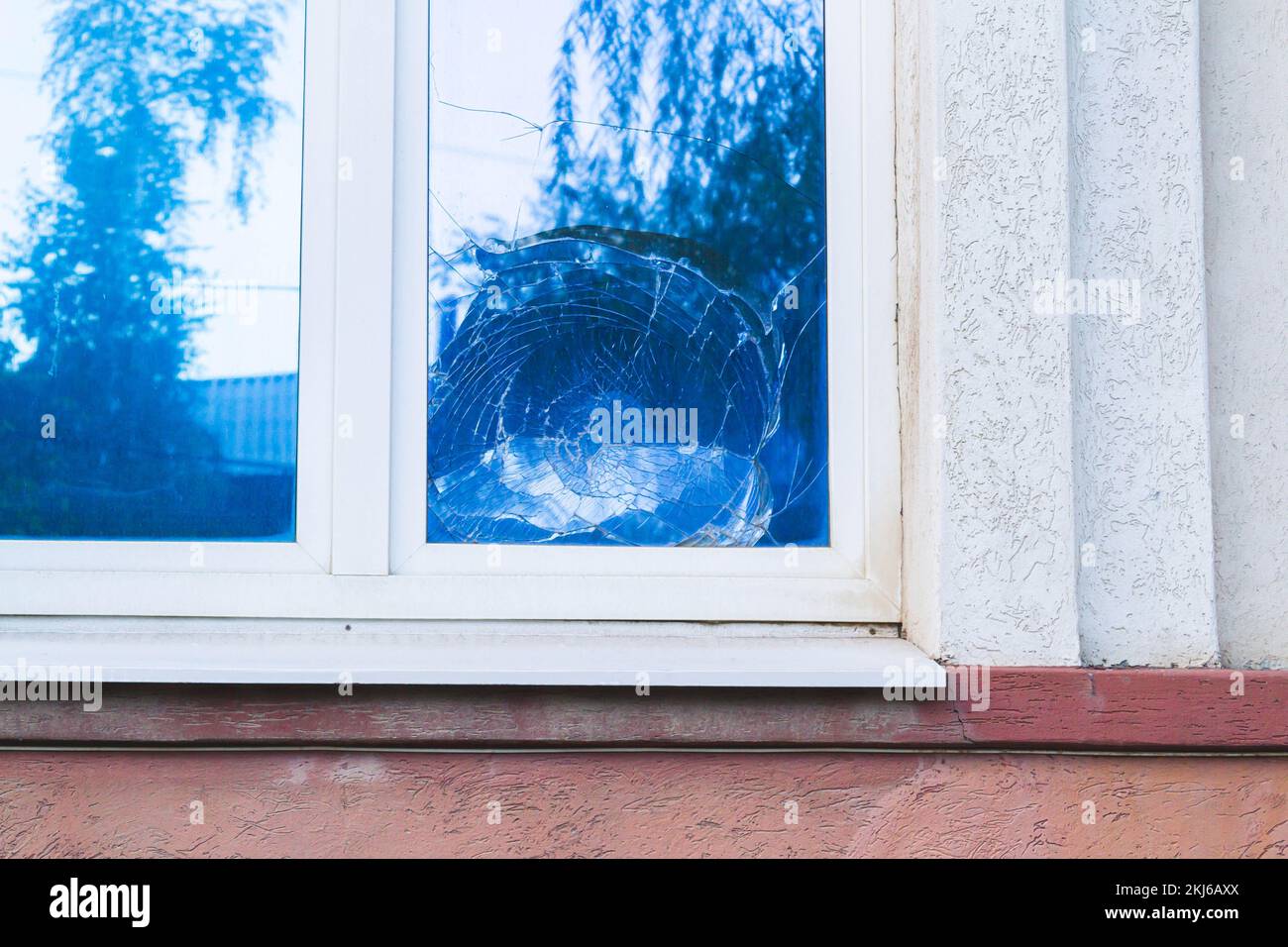 Vitre cassée. Éclats de verre. Fissures dans la vitre après impact. Banque D'Images