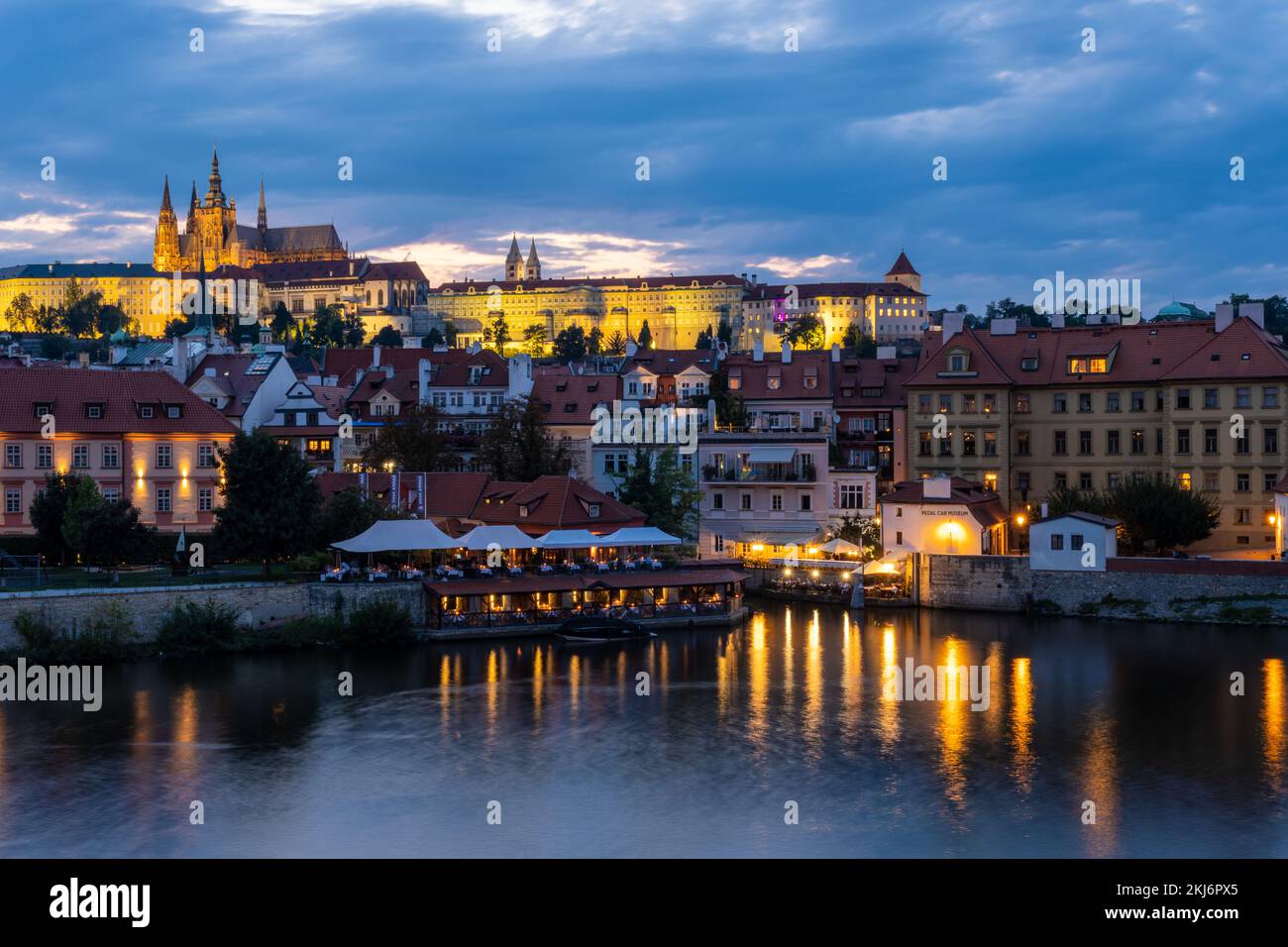 Prague, République tchèque - 4 septembre 2022 : vue d'ensemble de Prague et château de Prague au coucher du soleil Banque D'Images