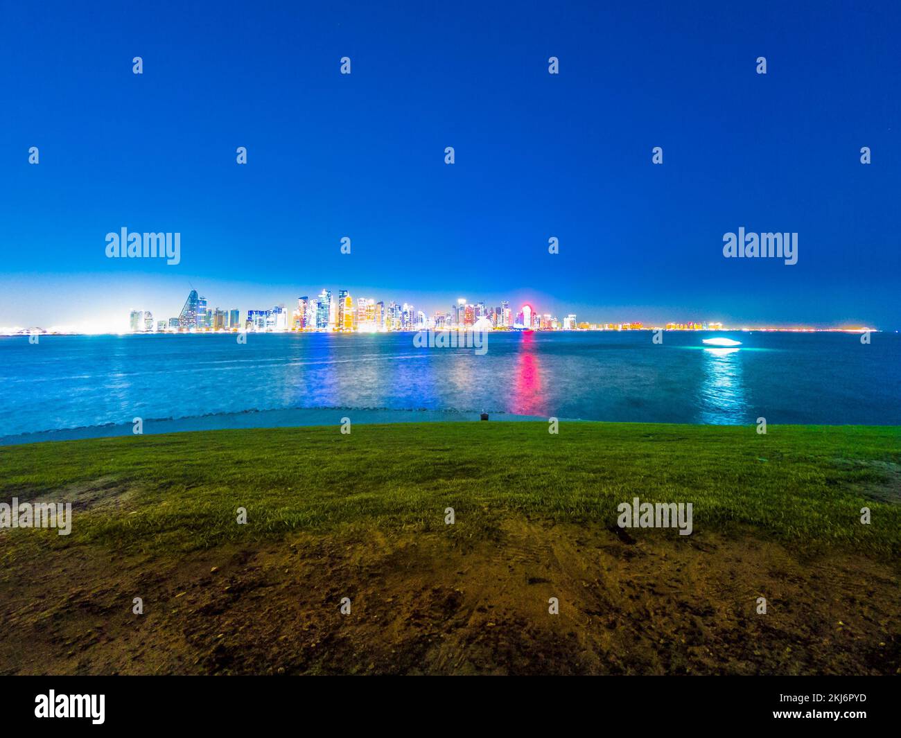 La capitale du Qatar par nuit réflexions sur la baie de Doha depuis le point de vue West Mound-Skyline. Doha, Golfe persique, Moyen-Orient, Péninsule arabique Banque D'Images