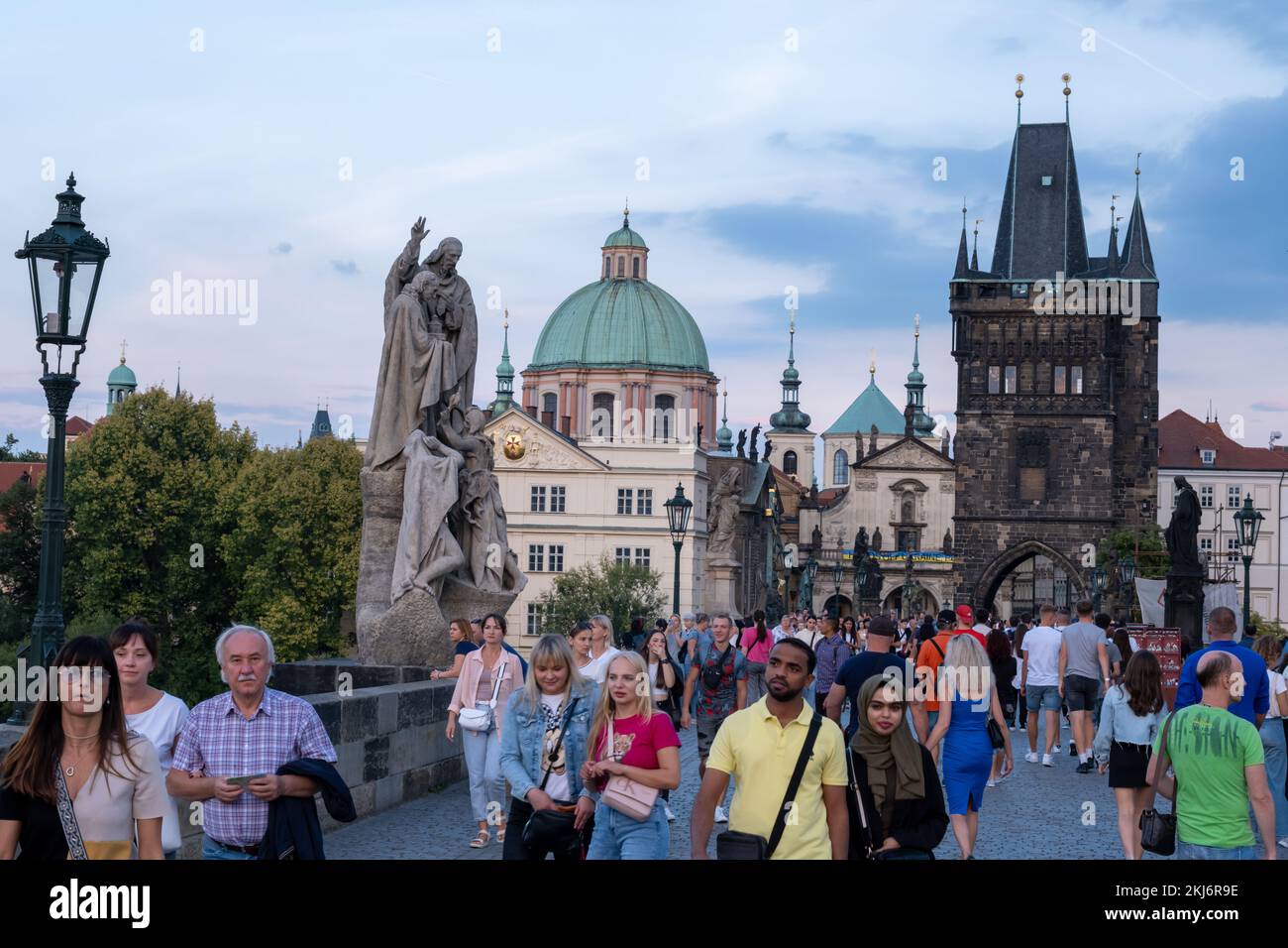 Prague, République Tchèque - 4 septembre 2022 : les gens marchent sur le pont Charles, avec la tour du vieux pont en arrière-plan Banque D'Images