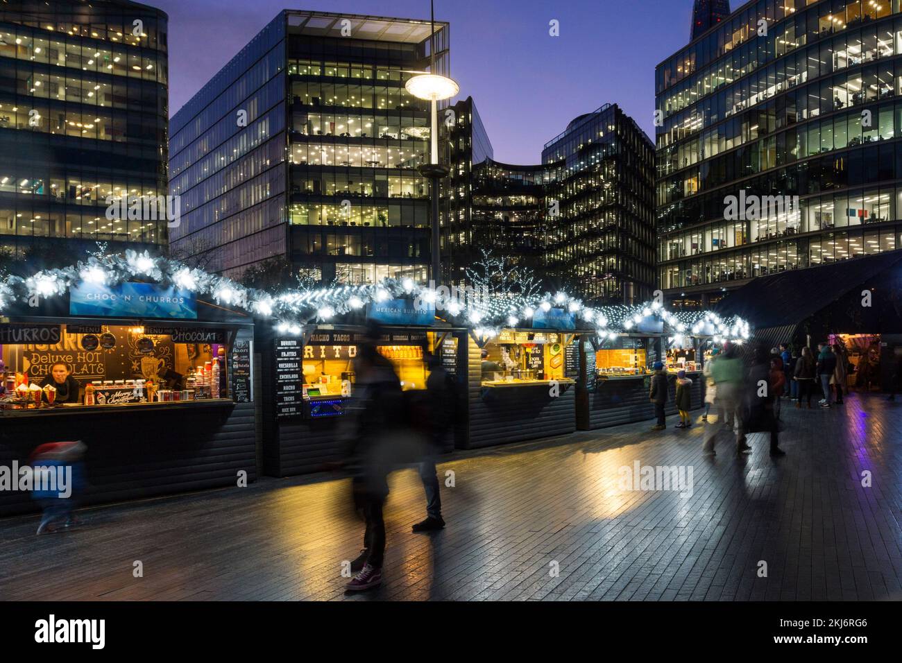 Noël au bord de la rivière marché de Noël à London Bridge City. Banque D'Images
