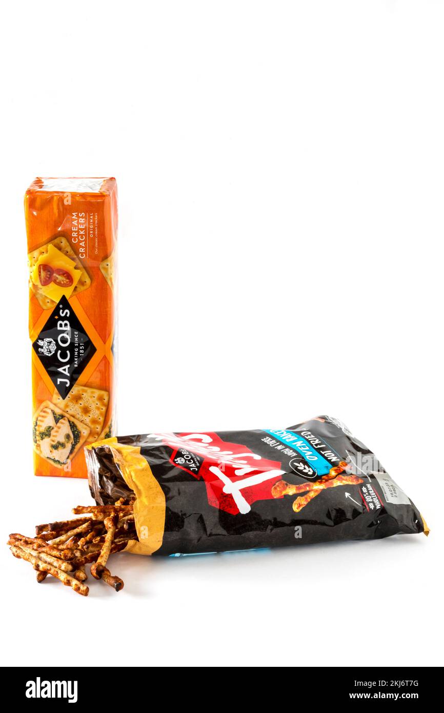 Un paquet de craquelins et de torches Jacobs Cream. Tous deux fabriqués par Jacobs, une filiale de United biscuits. Banque D'Images