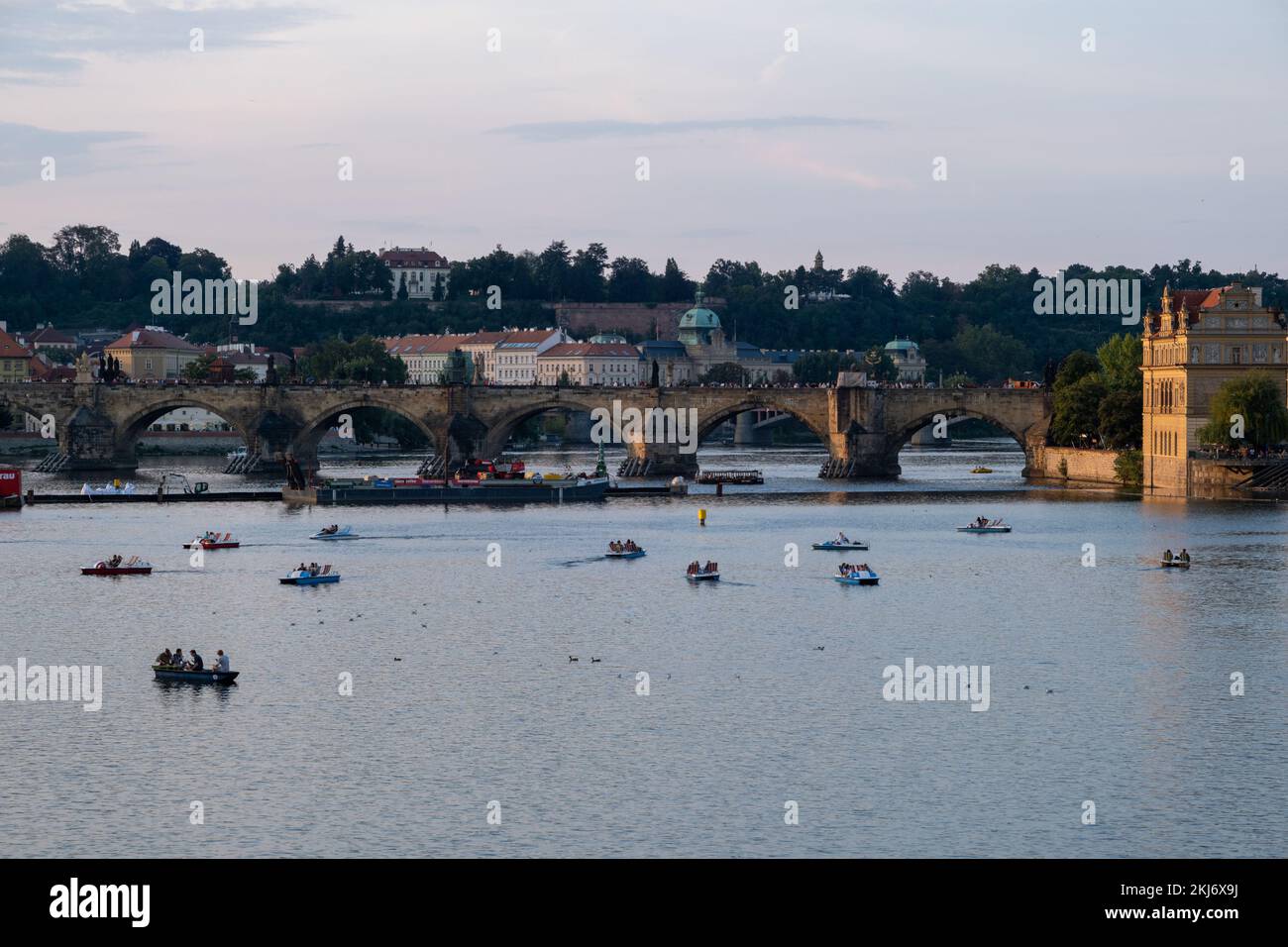 Prague, République tchèque - 4 septembre 2022 : Pont Charles et rivière Vltava Banque D'Images