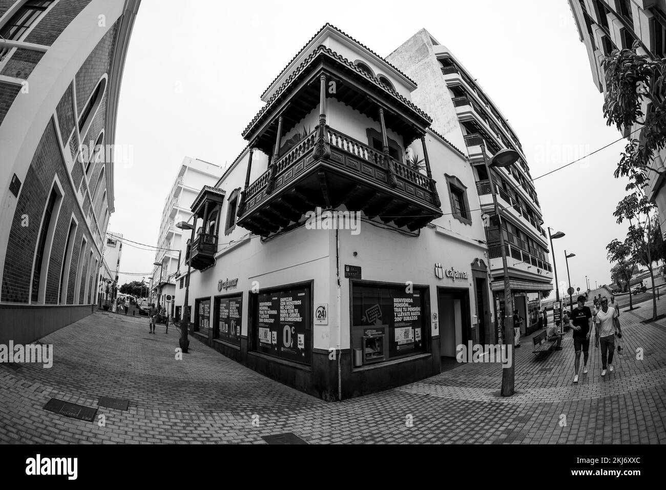 ARRECIFE, LANZAROTE, ÎLES CANARIES - JUILLET 23 2022 : vieilles rues de la partie centrale de la ville. Objectif fisheye. Noir et blanc. Banque D'Images ARRECIFE, LANZAROTE, ÎLES CANARIES - JUILLET 23 2022 : vieilles rues de la partie centrale de la ville. Objectif fisheye. Noir et blanc. Banque D'Images