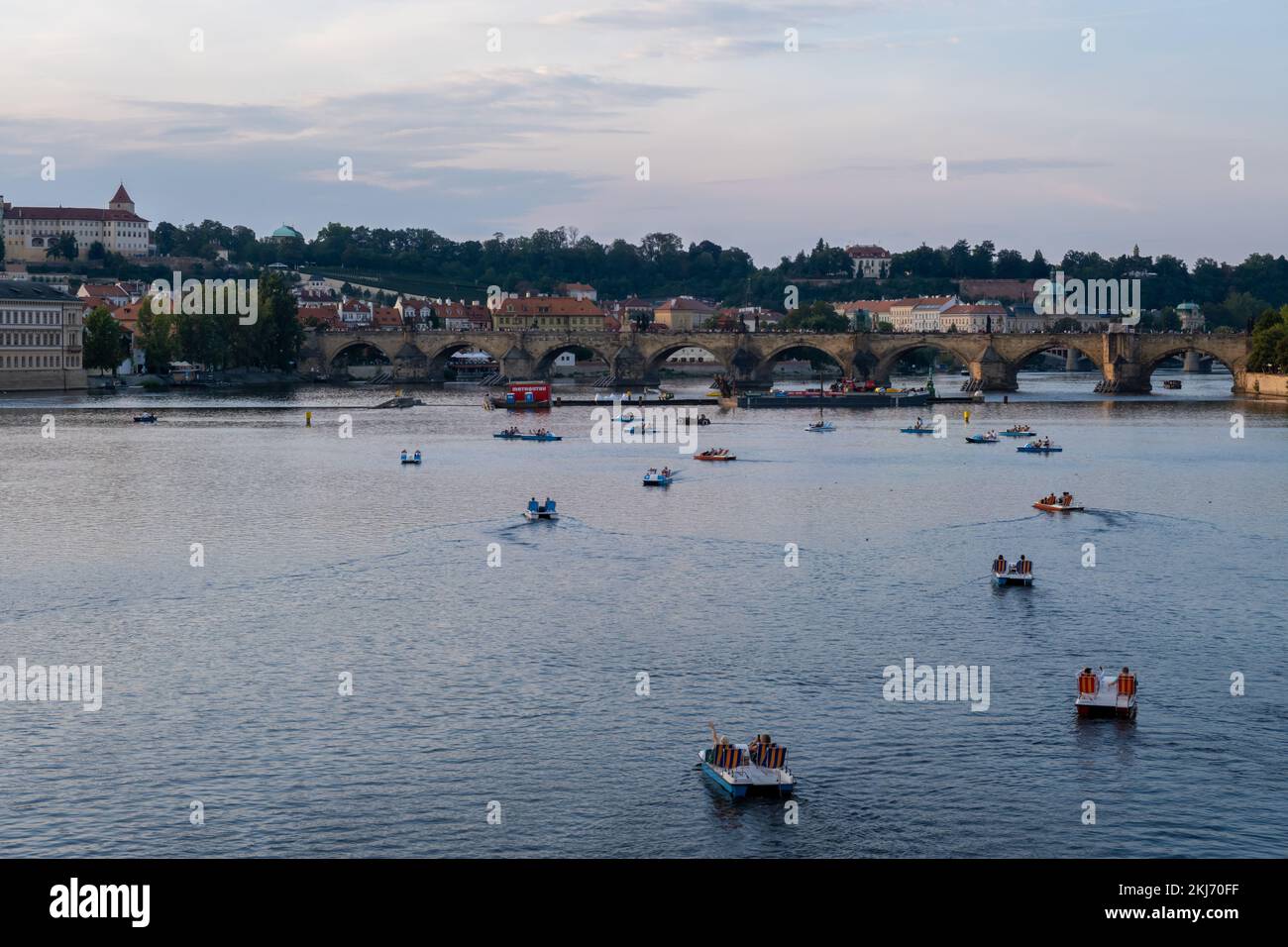 Prague, République tchèque - 4 septembre 2022 : Pont Charles et rivière Vltava Banque D'Images