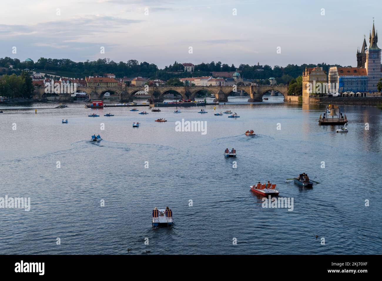 Prague, République tchèque - 4 septembre 2022 : Pont Charles et rivière Vltava Banque D'Images