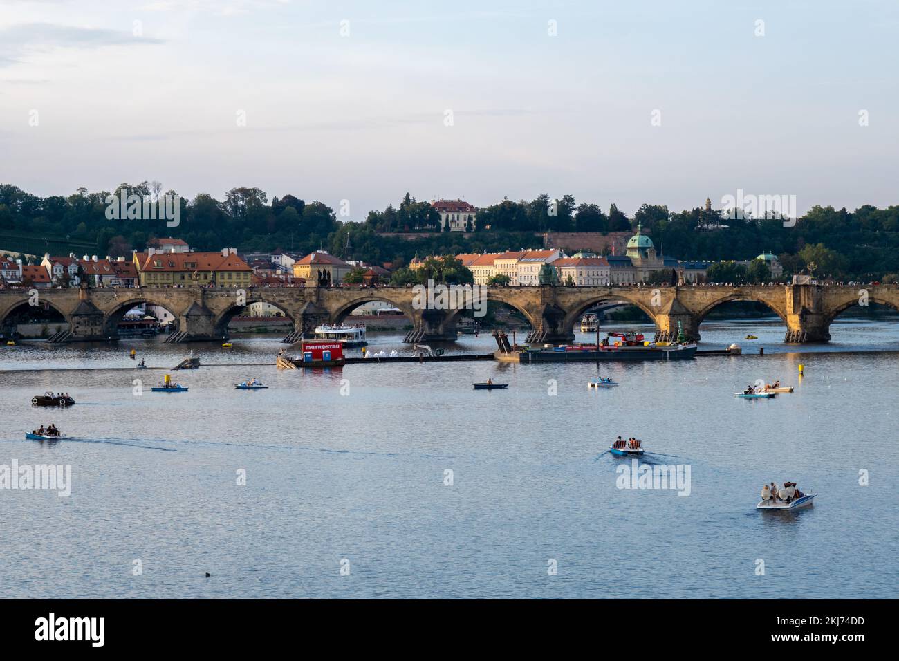 Prague, République tchèque - 4 septembre 2022 : Pont Charles et rivière Vltava Banque D'Images