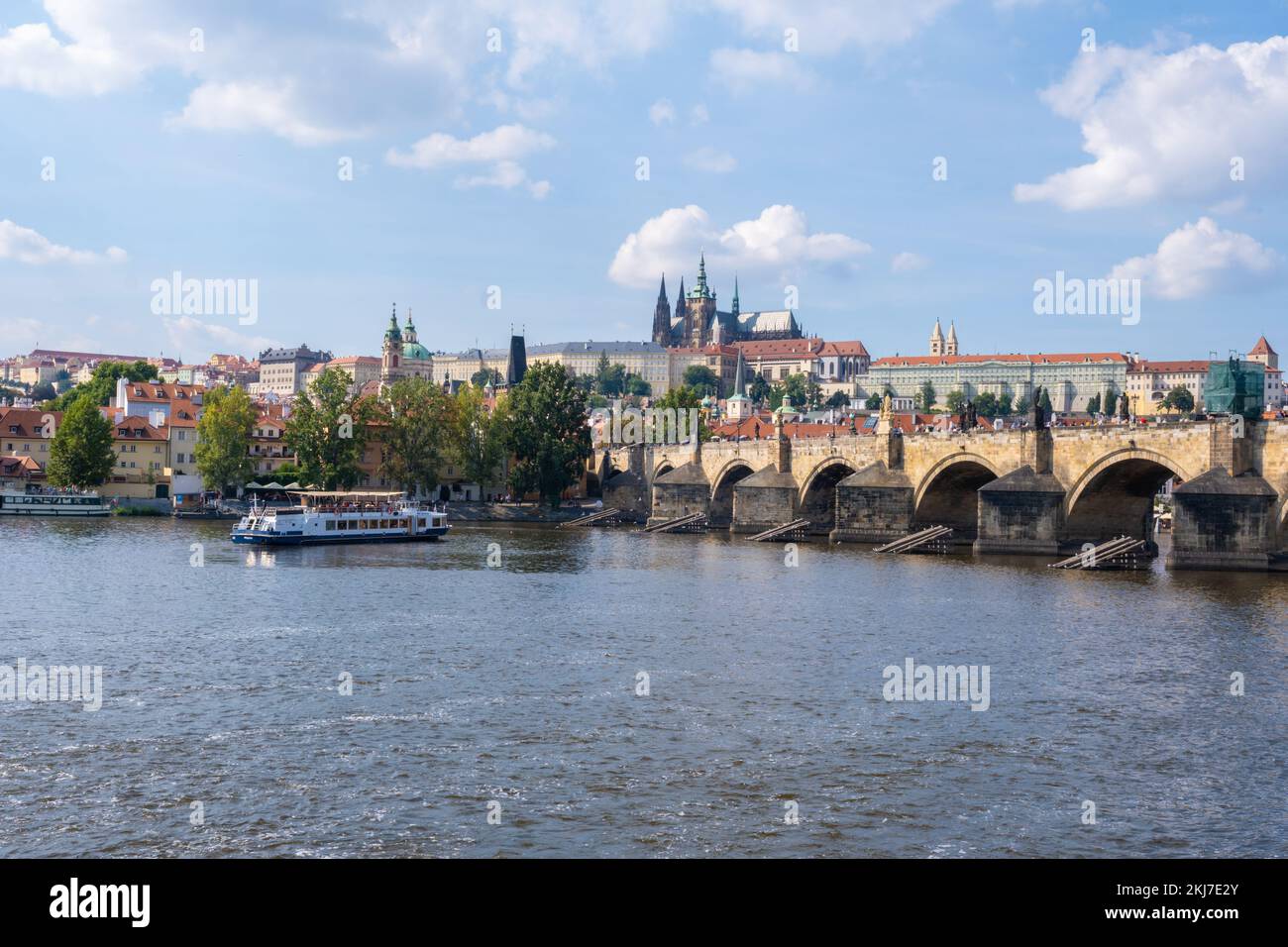Prague, République tchèque - 4 septembre 2022 : Pont Charles, rivière Vltava et château de Prague Banque D'Images