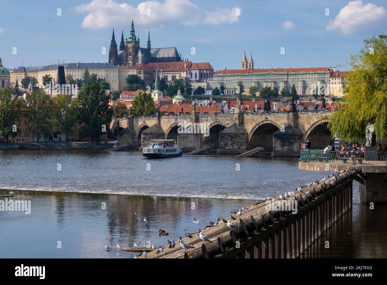 Prague, République tchèque - 4 septembre 2022 : Pont Charles, rivière Vltava et château de Prague Banque D'Images