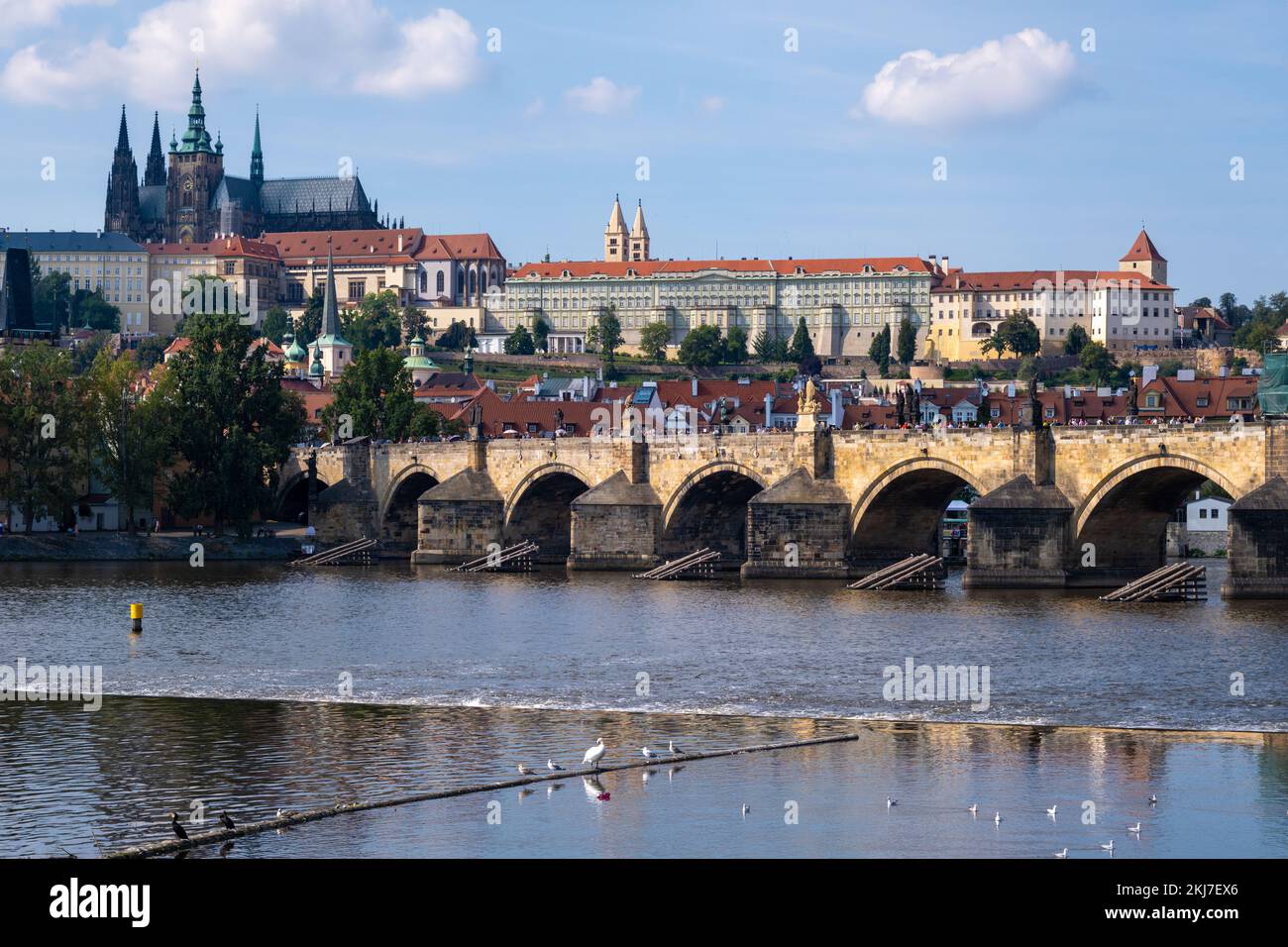 Prague, République tchèque - 4 septembre 2022 : Pont Charles, rivière Vltava et château de Prague Banque D'Images