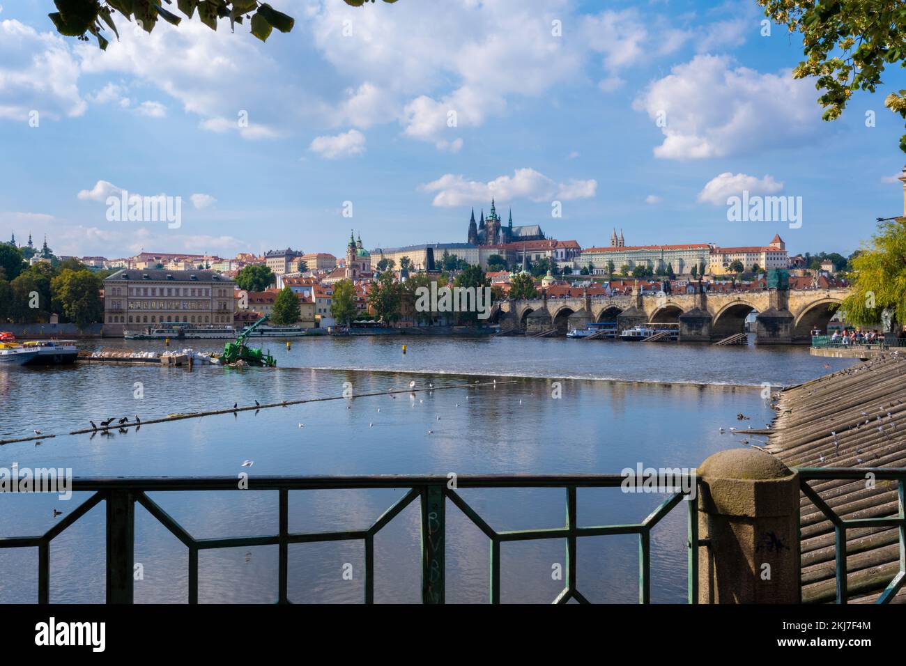 Prague, République tchèque - 4 septembre 2022 : Pont Charles, rivière Vltava et château de Prague Banque D'Images