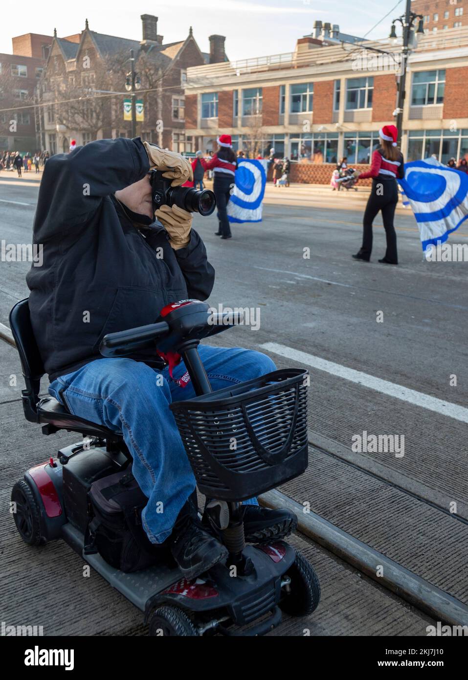 Detroit, Michigan, États-Unis. 24th novembre 2022. Un photographe en fauteuil roulant motorisé photographie le défilé de Thanksgiving de Detroit, officiellement le défilé de Thanksgiving de l'Amérique. Crédit : Jim West/Alay Live News Banque D'Images