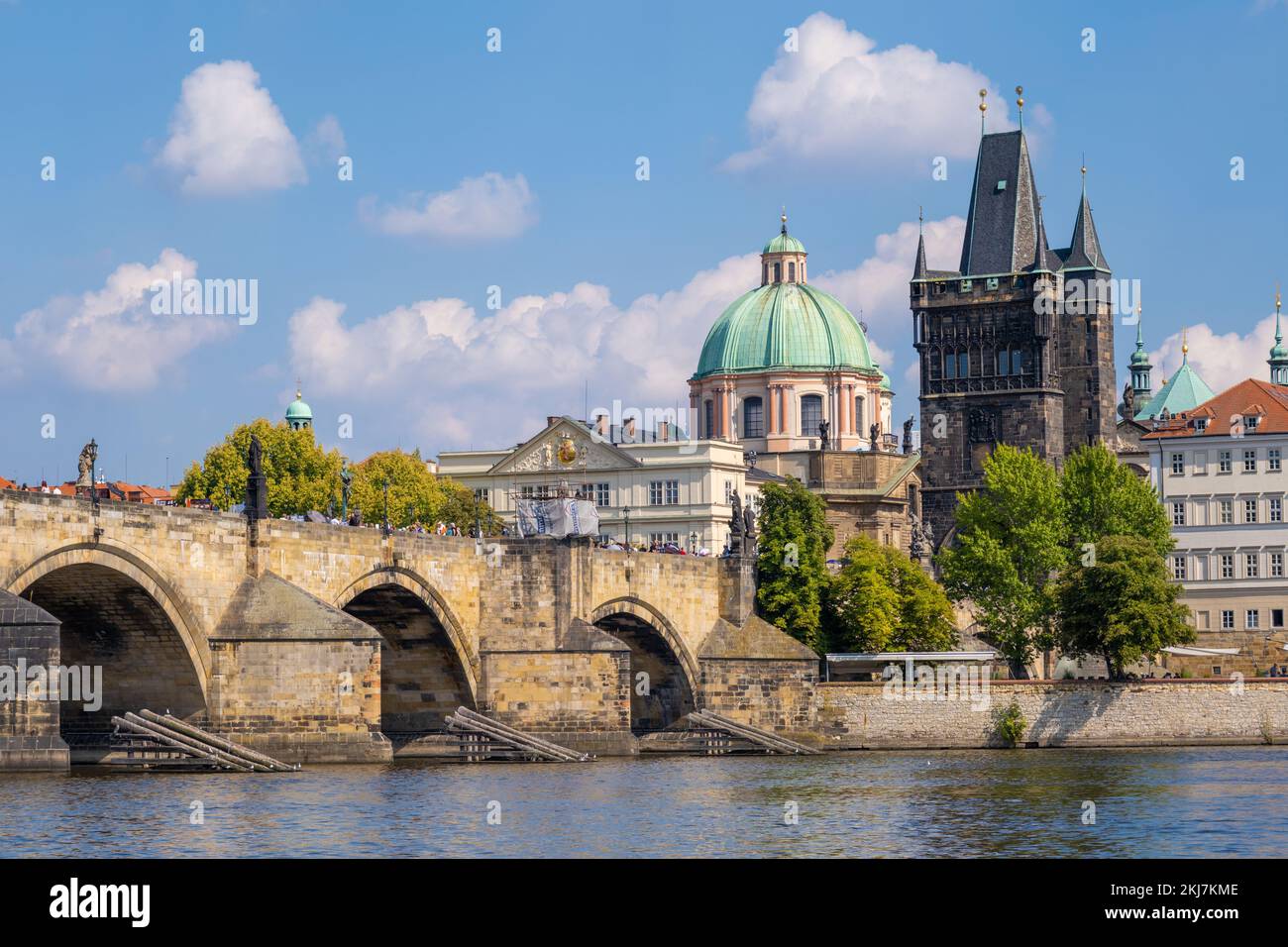 Prague, République Tchèque - 4 septembre 2022 : Pont Charles, Tour du pont de la vieille ville et St. François de l'église d'Assise Banque D'Images