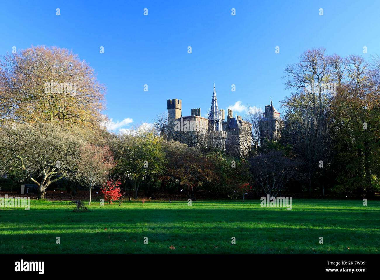 Château de Cardiff depuis Bute Park / domaine du château en automne. Pris en novembre 2022. Hiver / automne. Banque D'Images