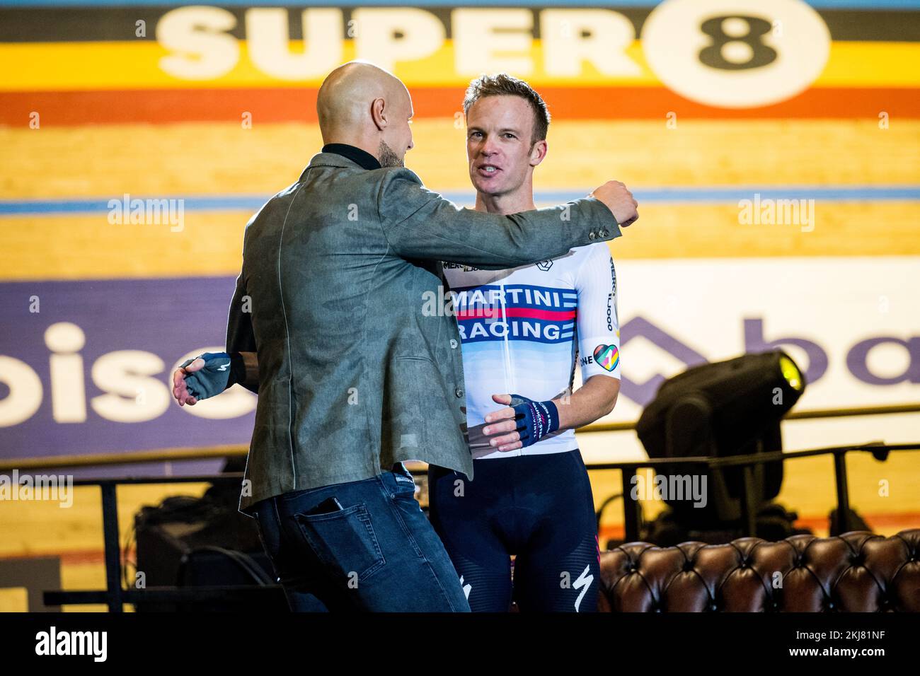 Gand, Belgique. 24th novembre 2022. Ancien cycliste belge Tom Boonen et Belge Iljo Keisse de Quick-Step Alpha Vinyl photographié lors de la fête de retraite 'Merci Iljoo' par Iljo Keisse, jeudi 24 novembre 2022 à Gand. Quatre jours après l'édition anniversaire de 100th de Zesdaagse Vlaanderen-Gent, Iljo Keisse prend sa retraite du cyclisme. Le 'Keizer van het Kuipke' le fait avec sa famille, ses amis, ses collègues actuels et anciens, et surtout avec tous ses fans lors de 'Merci Iljoo' : une soirée pleine de sport, de musique, de divertissement de premier ordre et un regard sur sa carrière. BELGA PHOTO JASPER JACOBS CRÉDIT: B Banque D'Images