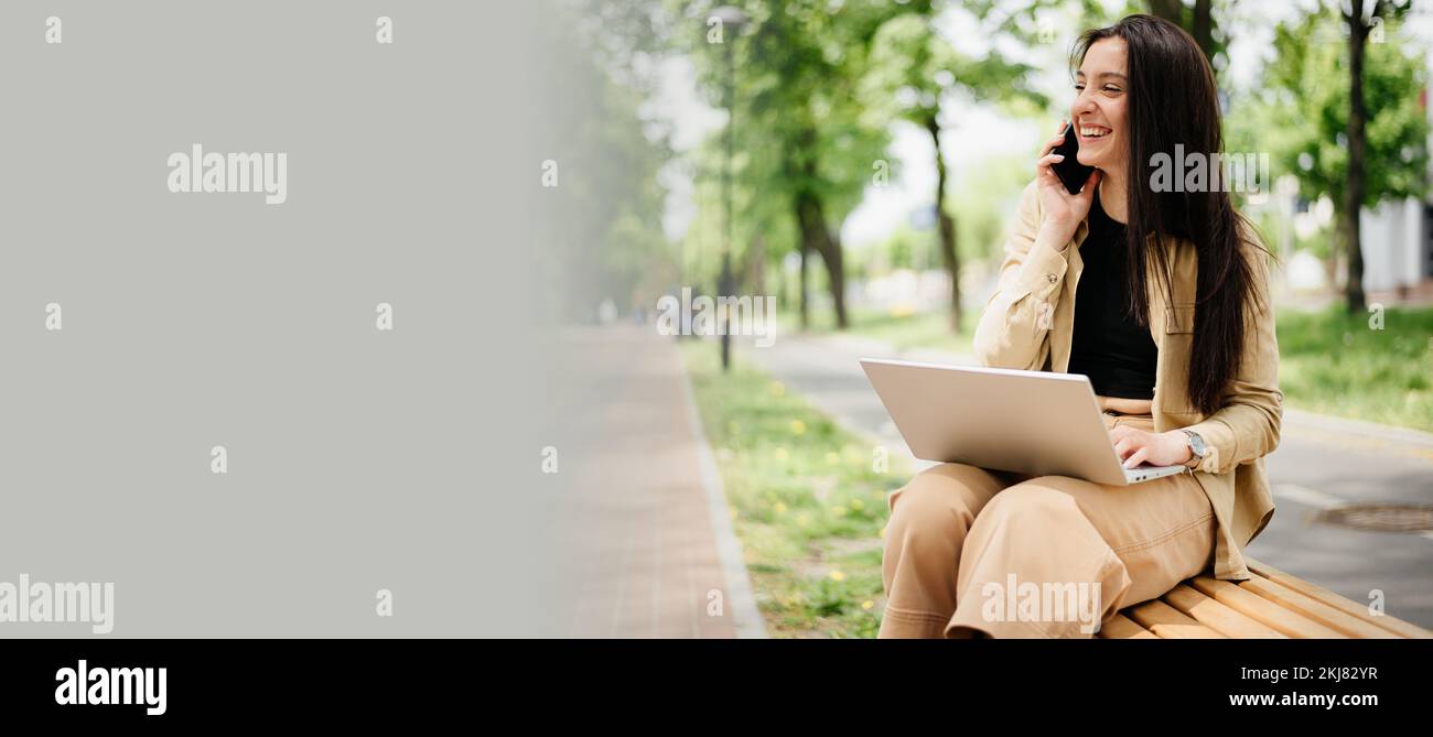 Femme pendant le travail à distance dans la bannière de parc Banque D'Images