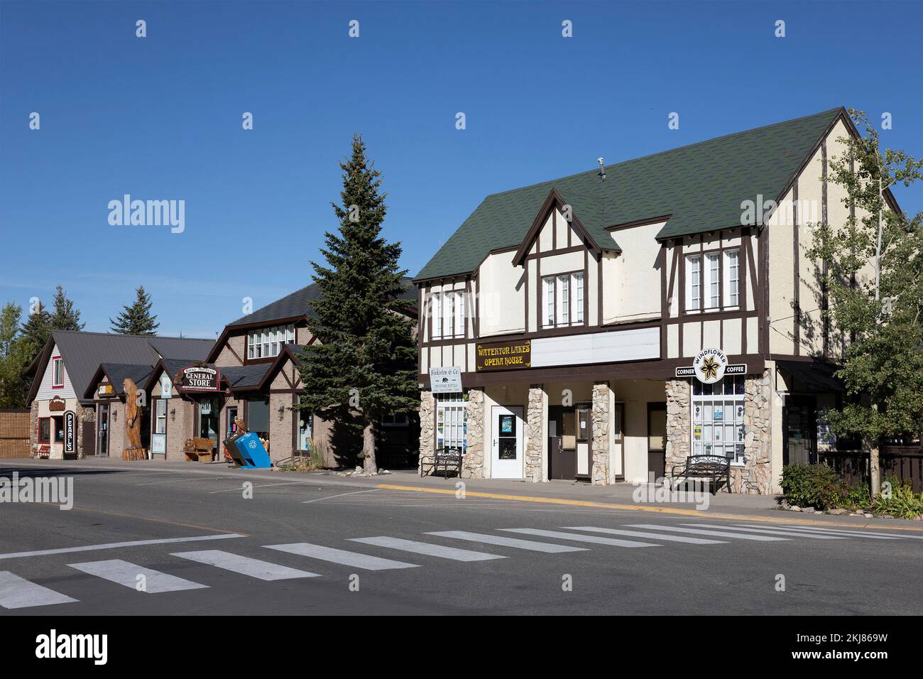 Les entreprises touristiques de Waterton, Alberta, Canada, y compris l'Opéra de Waterton, le café Windflower Corner et le magasin général de Rocky Mountain Banque D'Images