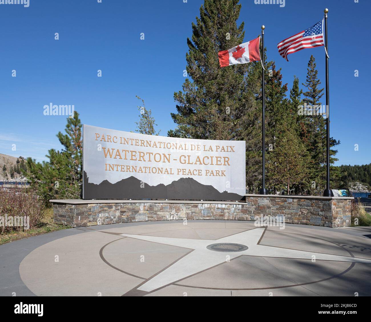 Drapeaux canadiens et américains survolant la place du parc international de la paix Waterton-Glacier, en Alberta, au Canada. Le premier parc international de la paix au monde Banque D'Images