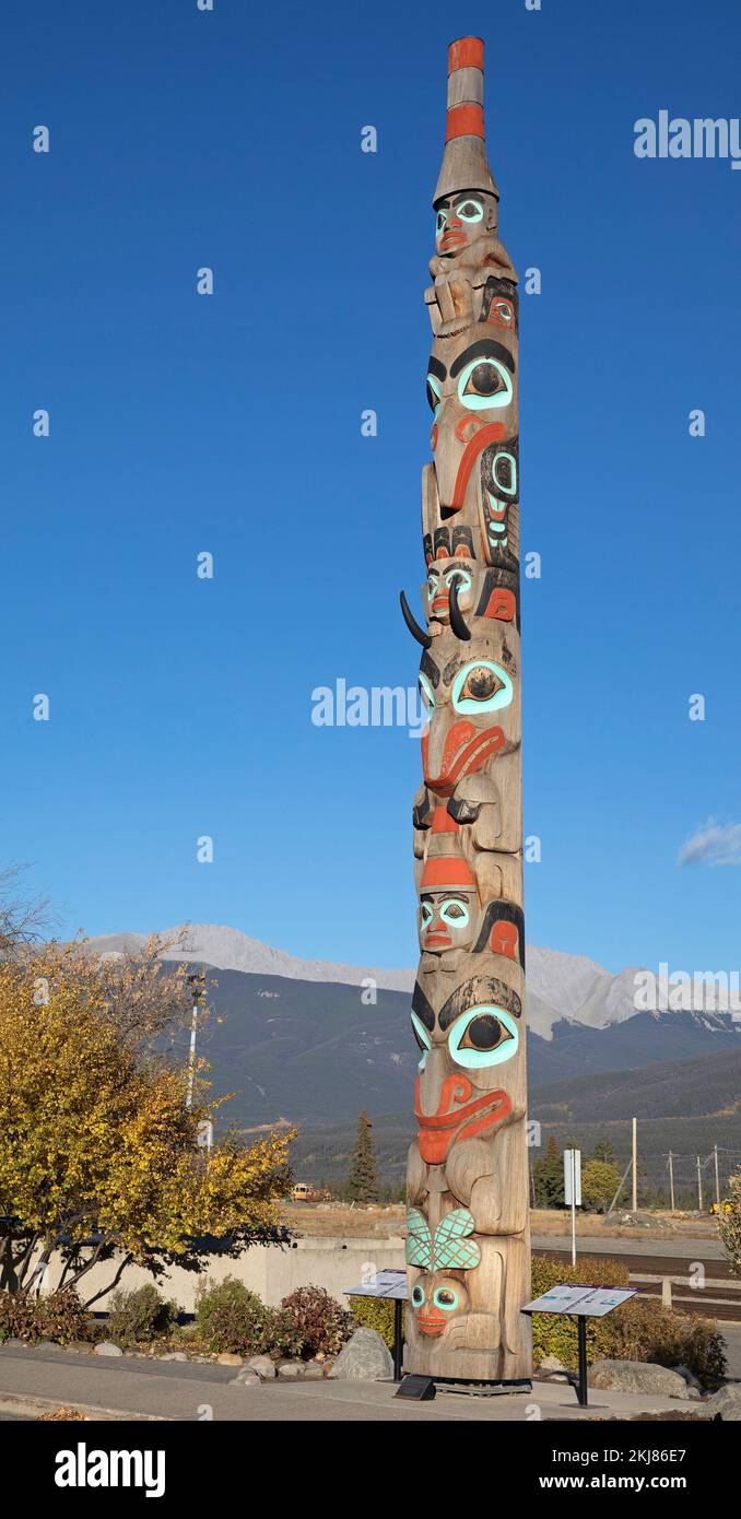 Deux Frères Totem Pole dans le parc national Jasper, Canada. Le rouge, le bleu et le noir sont des couleurs haïda traditionnelles. Sculpté par Jaalen et Gwaai Edenshaw Banque D'Images