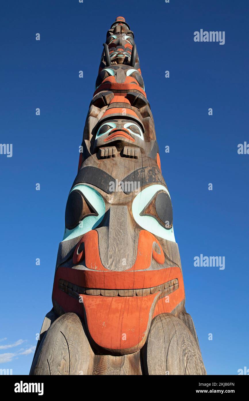 Totem de deux Frères dans le parc national Jasper, Canada avec des figures humaines et animales. Le rouge, le bleu et le noir sont des couleurs traditionnelles haïda. Banque D'Images