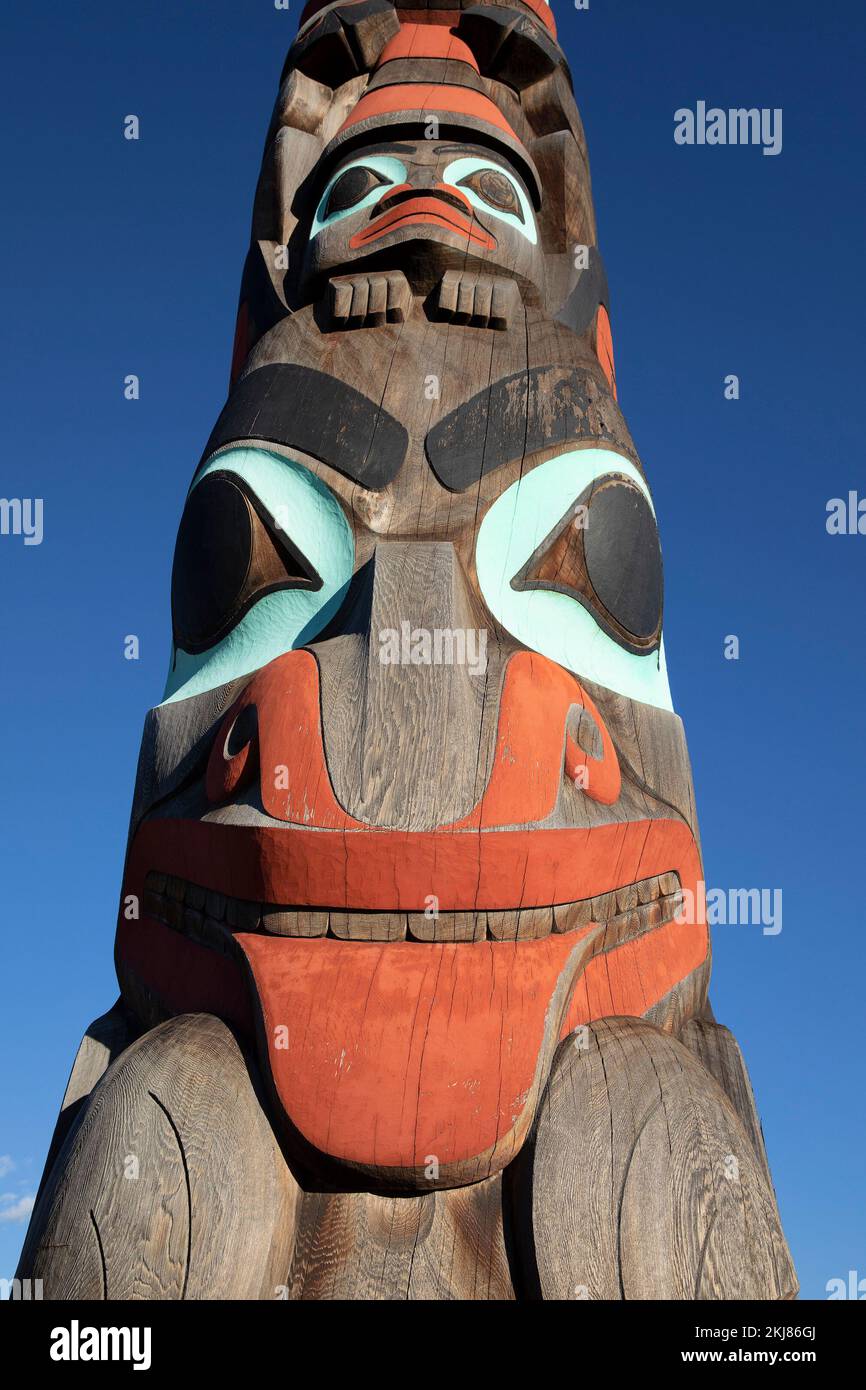 Deux Frères Totem Pole dans le parc national Jasper, Canada. Le rouge, le bleu et le noir sont des couleurs haïda traditionnelles. Sculpté par Jaalen et Gwaai Edenshaw Banque D'Images