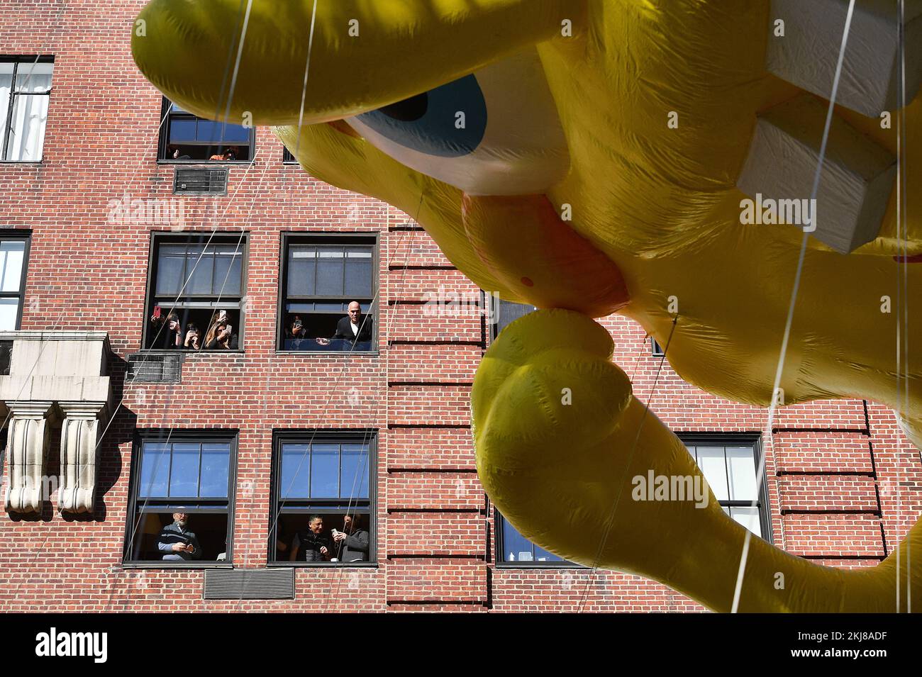 New York, États-Unis. 24th novembre 2022. Le ballon SpongeBob SquarePants flotte sur Central Park West lors de la parade annuelle de Thanksgiving 96th de Macy à New York, NY, 24 novembre 2022. (Photo par Anthony Behar/Sipa USA) crédit: SIPA USA/Alay Live News Banque D'Images