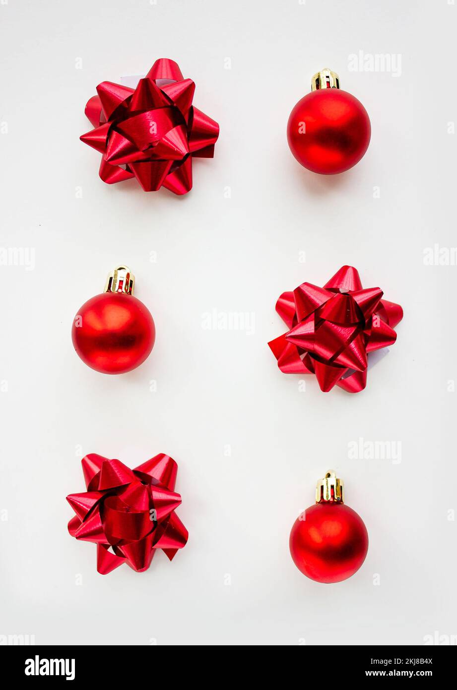 Boules de Noël Décoration d'or sur fond lumineux. Mise à plat. Maison de concept. Banque D'Images