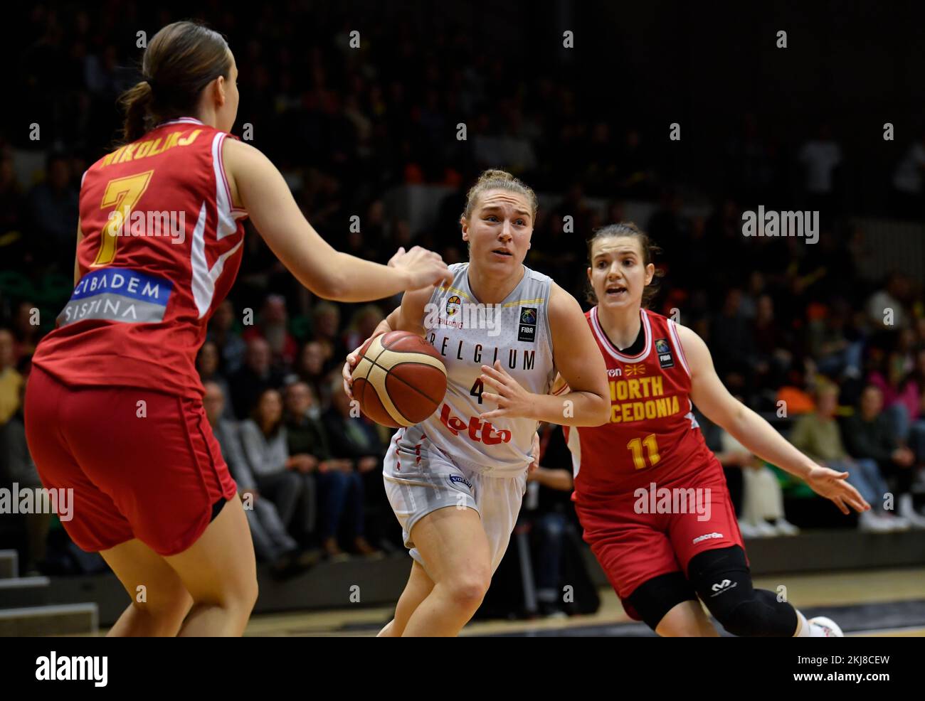 Elise Ramette, de Belgique, contrôle le ballon lors d'un match de basket-ball  entre l'équipe nationale belge les Cats belges et la Macédoine du Nord,  jeudi 24 novembre 2022 à Louvain, troisième match