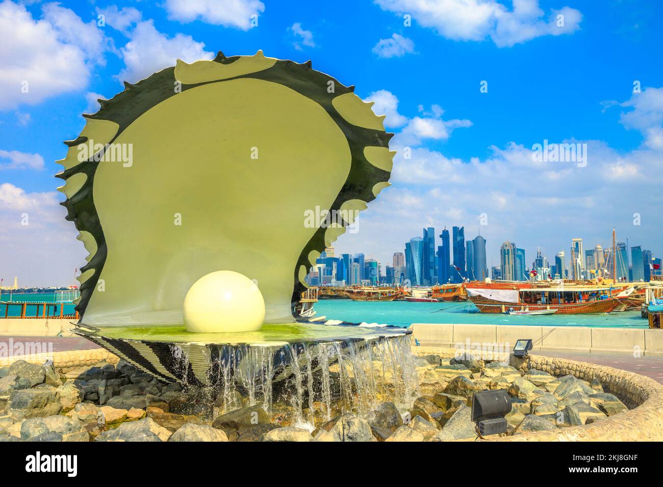 Doha, Qatar - 20 février 2019 : gros plan de l'emblématique monument aux huîtres et aux perles avec fontaine sur la promenade de bord de mer de la Corniche au début du port de Dhow Banque D'Images