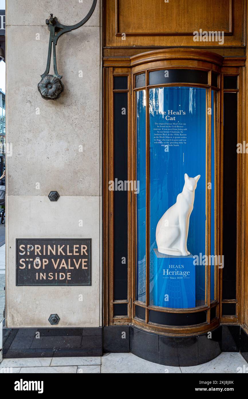 Heals Cat Heals London Cat Statue dans une vitrine. Une statue de chat en bronze du sculpteur français Chassagne est la mascotte de Heals Department Store de Londres Banque D'Images