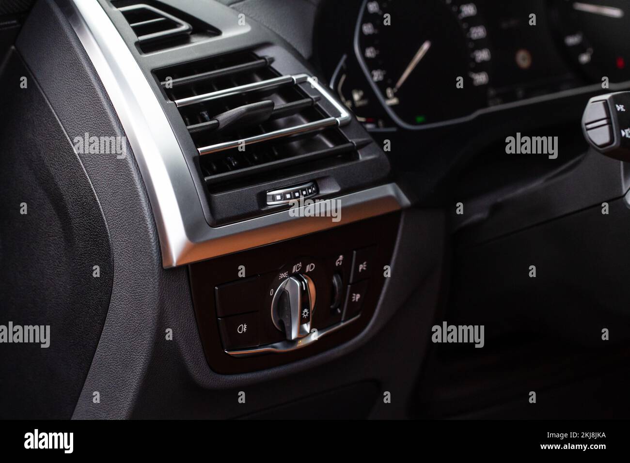 Climatisation de voiture vue rapprochée. Le débit du climatiseur à l'intérieur de la voiture. Détail de l'intérieur de la voiture. Conduits d'air. Banque D'Images Climatisation de voiture vue rapprochée. Le débit du climatiseur à l'intérieur de la voiture. Détail de l'intérieur de la voiture. Conduits d'air. Banque D'Images