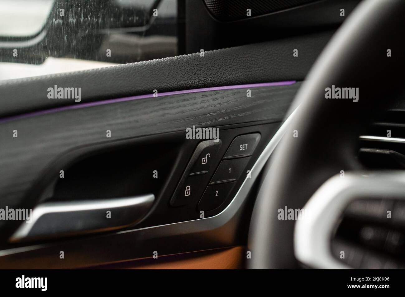 Bouton de déverrouillage de la serrure de la porte du véhicule en gros plan. Serrure de porte de voiture moderne. Panneau de commande de porte dans une nouvelle voiture. Banque D'Images
