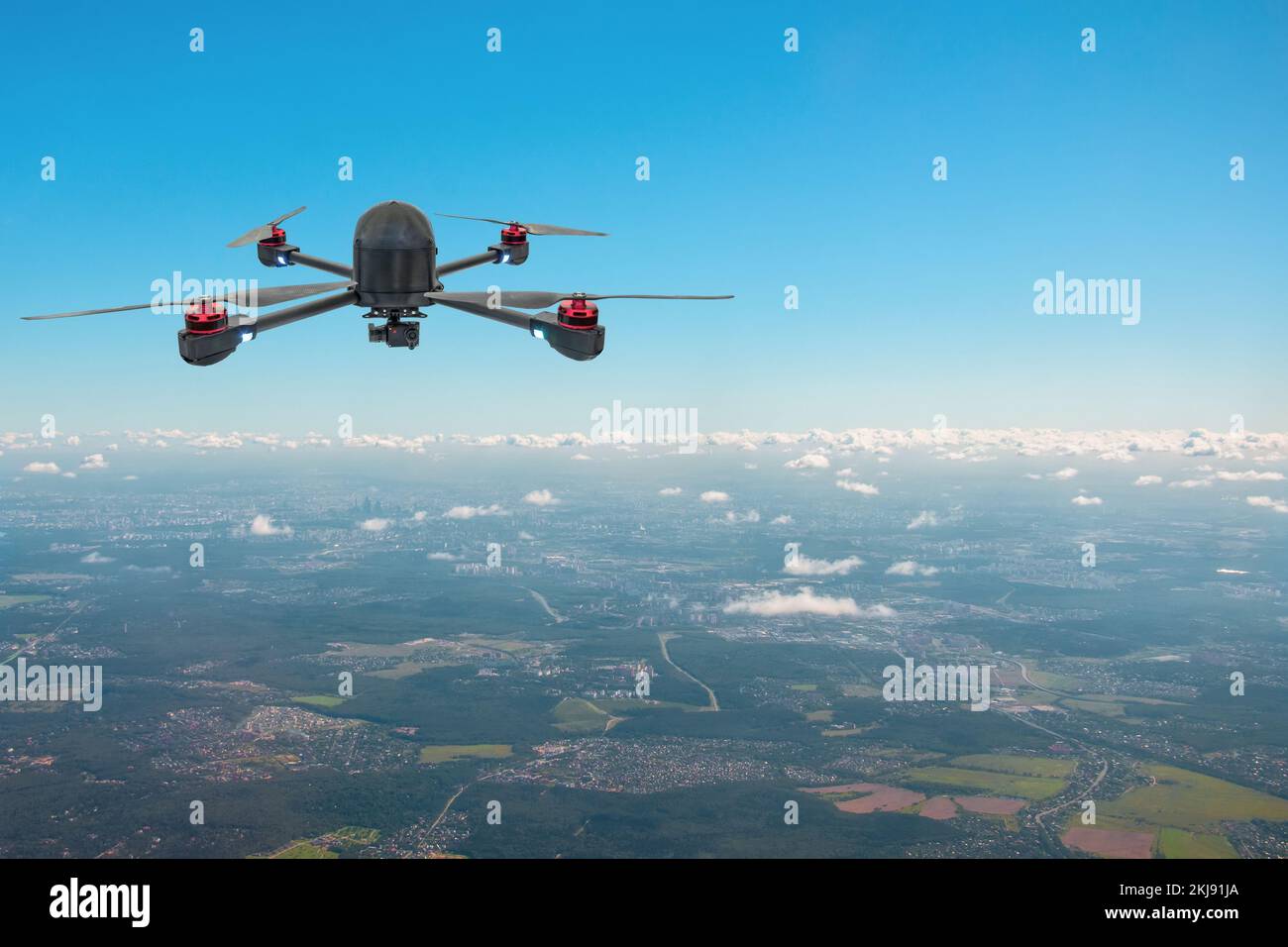 Drone avec quatre vis de haut dans le ciel au-dessus de la ville Banque D'Images