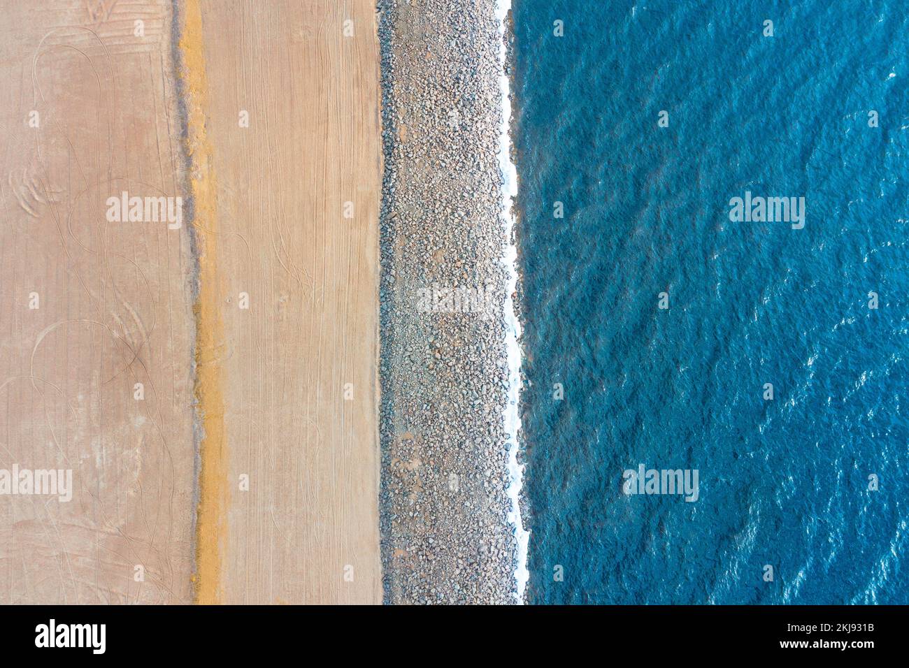 Frontière entre mer et terre. Monticule de pierres de sable et d'eau, vue de dessus d'aerila Banque D'Images