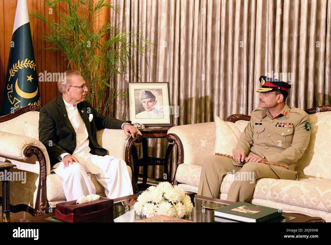 Islamabad, Pakistan. 25th novembre 2022. (221124) -- ISLAMABAD, le 24 novembre 2022 (Xinhua) -- le président pakistanais Arif Alvi (L) rencontre le 24 novembre 2022 le chef d'état-major de l'armée nouvellement nommé Arem munir à Islamabad, capitale du Pakistan. Le Président pakistanais Arif Alvi a nommé jeudi le Lieutenant général Arem munir comme nouveau chef d'état-major de l'armée du pays, a déclaré l'aile des médias du Secrétariat du Président dans une déclaration. Alvi a également nommé le lieutenant général Sahir Shamshad Mirza, qui a été promu au rang de général avec effet immédiat, comme président du comité mixte des chefs d'état-major WIT Banque D'Images