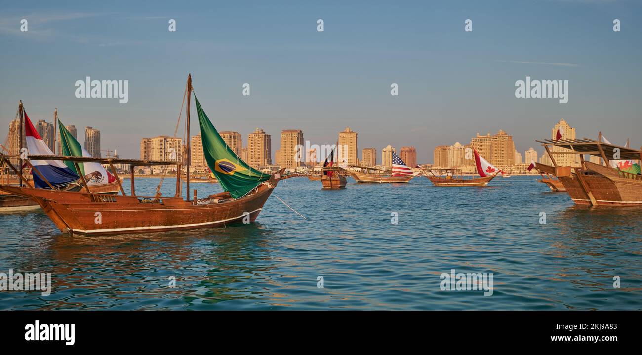 Katara12th festival traditionnel de dhow à Doha Qatar après-midi tourné montrant des dhows dans le golfe arabe avec des drapeaux des pays de la coupe de mot de la FIFA 2022 Banque D'Images