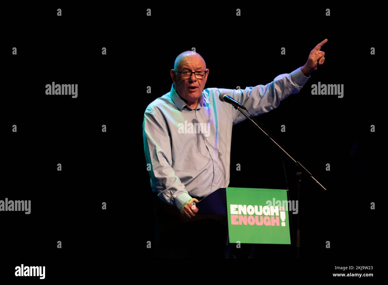 Palace Theatre, Westcliff on Sea, Essex, Royaume-Uni. 24th novembre 2022. Des représentants sont venus sur la scène du Palace Theatre pour protester contre la politique du gouvernement britannique et contre la crise du coût de la vie. Il suffit d'une campagne fondée par des syndicats et des organisations communautaires pour lutter contre la hausse des factures, les bas salaires, la pauvreté alimentaire, les logements de mauvaise qualité et ce qu'ils prétendent est une société dirigée uniquement pour les riches. Parmi les orateurs figuraient Dave Ward, secrétaire général du syndicat du Syndicat des travailleurs de la communication (CWU) Banque D'Images