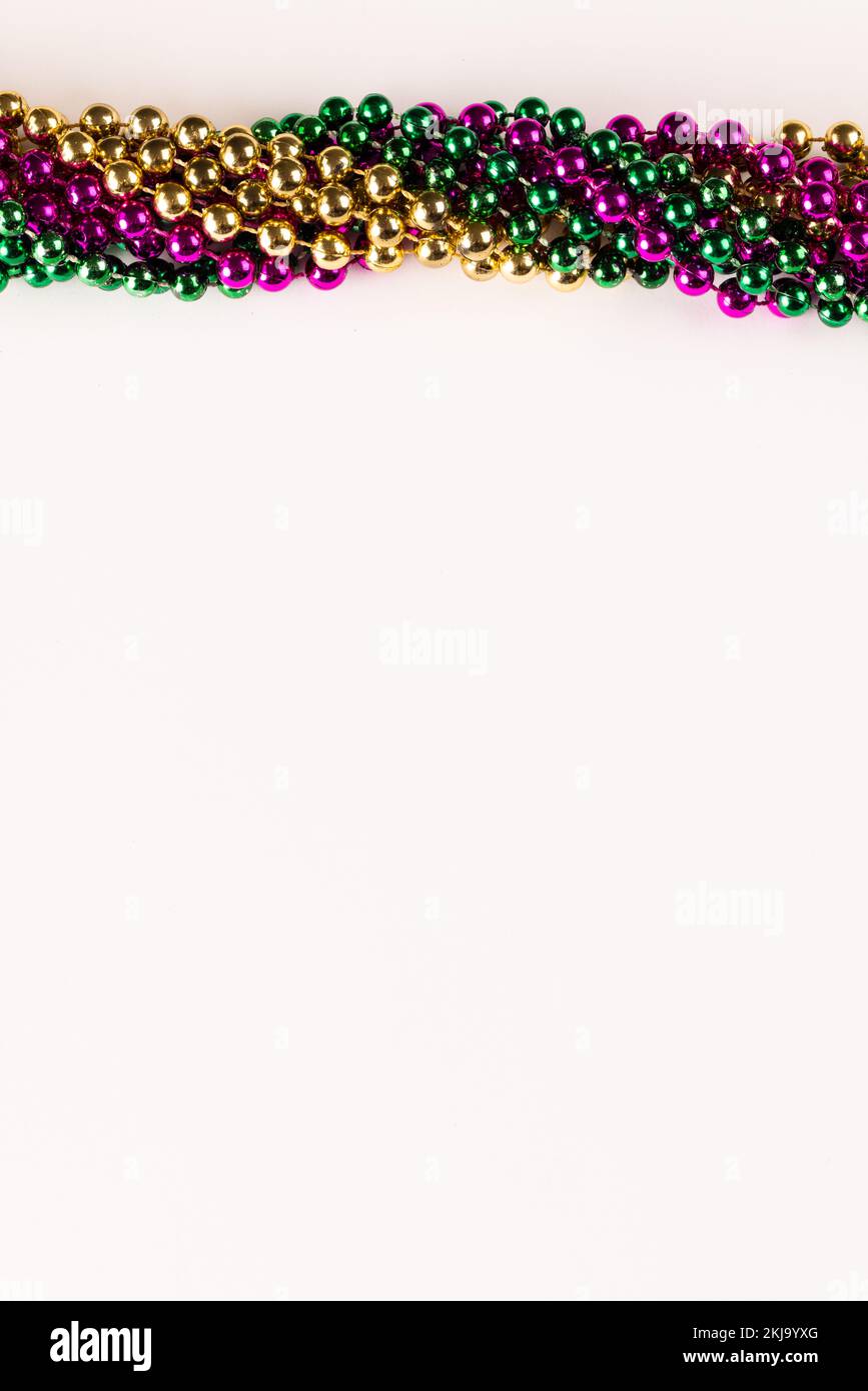 Composition de perles mardi gras colorées avec espace de copie sur fond blanc avec espace de copie Banque D'Images