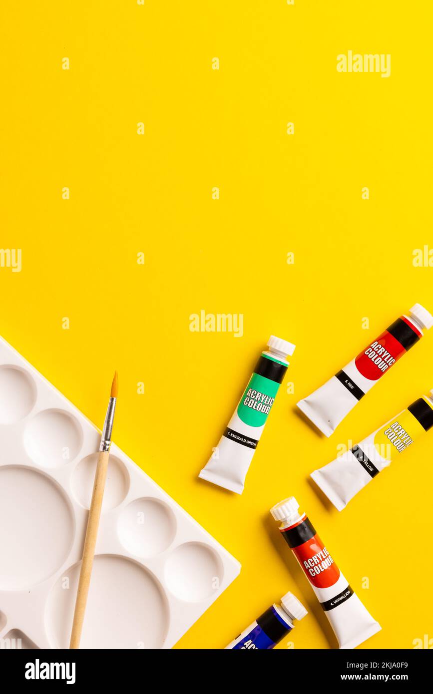 Composition de l'équipement de peinture sur fond jaune avec espace de copie Banque D'Images