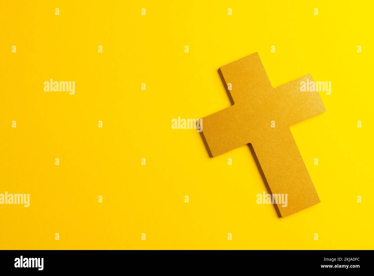 Composition de la cendre mercredi Croix chrétienne sur fond jaune avec espace de copie Banque D'Images