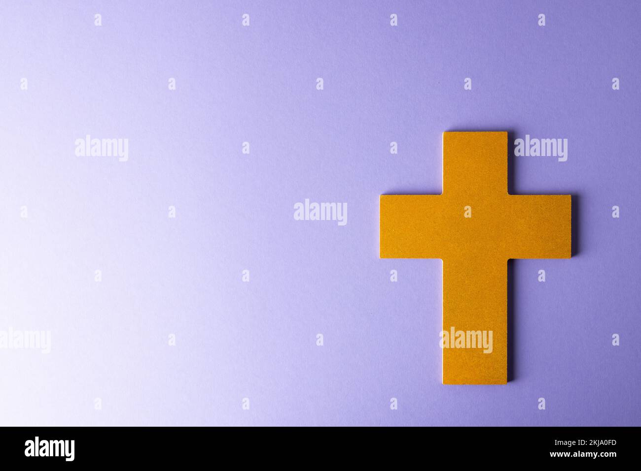 Composition de la croix de mercredi de cendres chrétiennes sur fond violet avec espace de copie Banque D'Images
