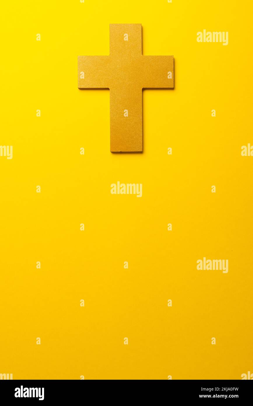 Composition de la croix de mercredi de cendres chrétiennes sur fond jaune avec espace de copie Banque D'Images