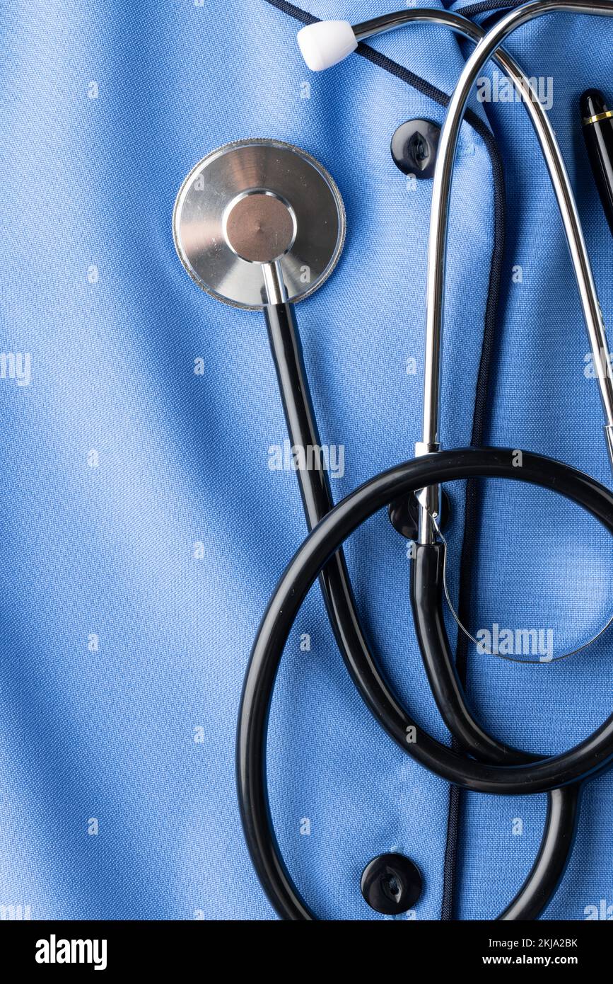Composition verticale du stéthoscope et du stylo sur la chemise uniforme bleue de l'infirmière, espace de copie Banque D'Images