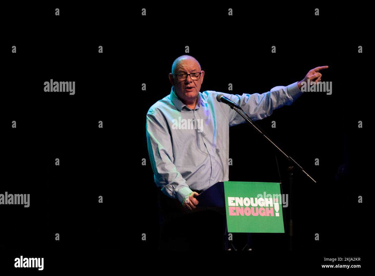 Palace Theatre, Westcliff on Sea, Essex, Royaume-Uni. 24th novembre 2022. Des représentants sont venus sur la scène du Palace Theatre pour protester contre la politique du gouvernement britannique et contre la crise du coût de la vie. Il suffit d'une campagne fondée par des syndicats et des organisations communautaires pour lutter contre la hausse des factures, les bas salaires, la pauvreté alimentaire, les logements de mauvaise qualité et ce qu'ils prétendent est une société dirigée uniquement pour les riches. Parmi les orateurs figuraient Dave Ward, secrétaire général du syndicat du Syndicat des travailleurs de la communication (CWU) Banque D'Images