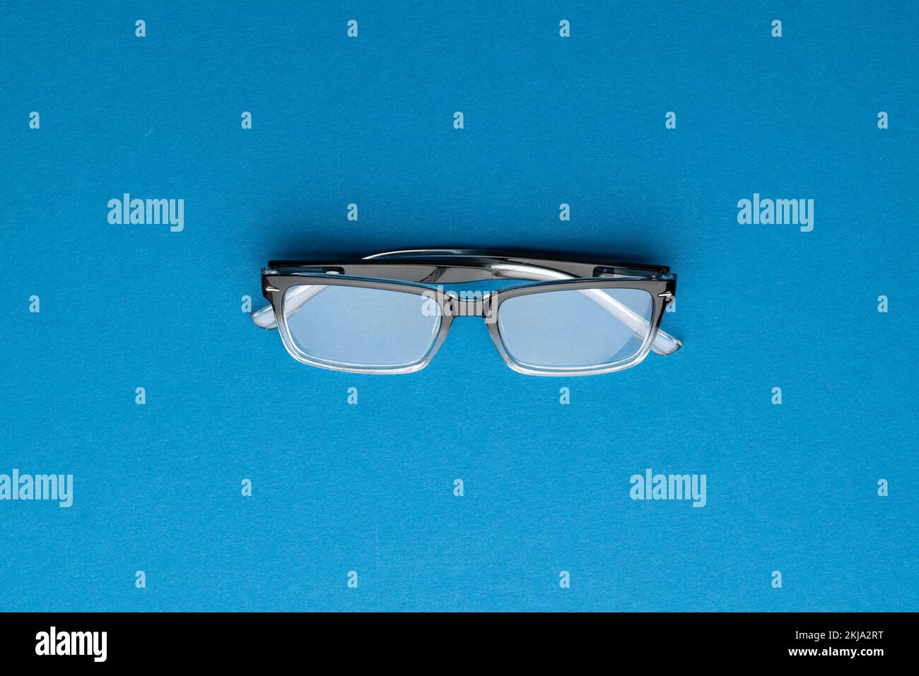 Composition des lunettes sur fond bleu avec espace de copie Banque D'Images