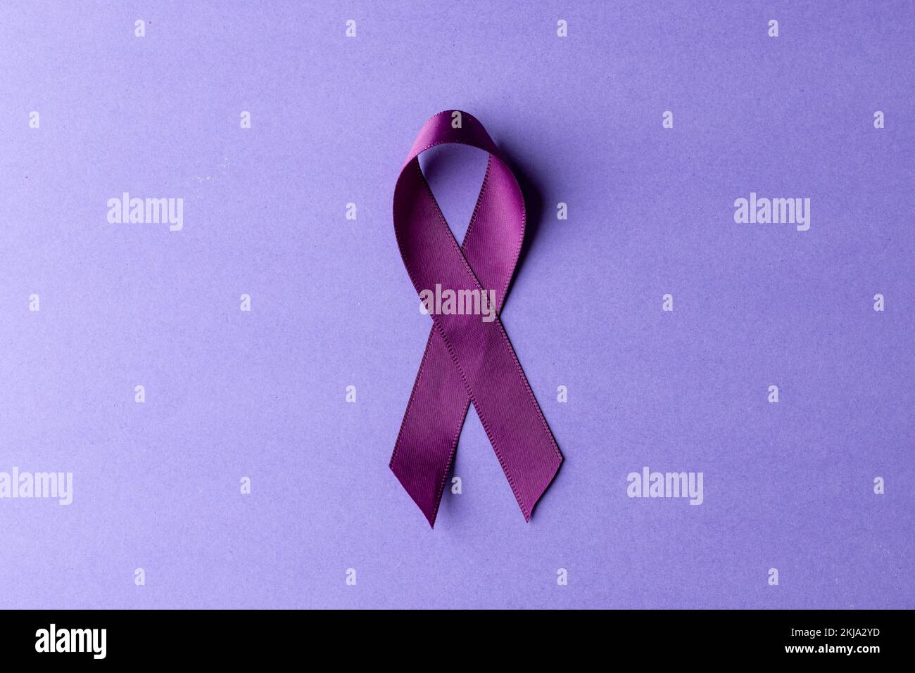 Composition de violet ajouter ou ruban de conscience de tdah sur fond violet, avec espace de copie Banque D'Images