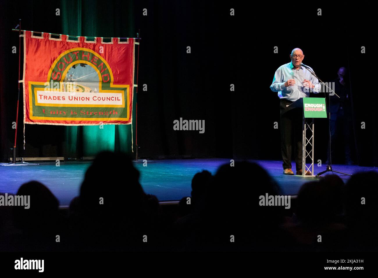 Palace Theatre, Westcliff on Sea, Essex, Royaume-Uni. 24th novembre 2022. Des représentants sont venus sur la scène du Palace Theatre pour protester contre la politique du gouvernement britannique et contre la crise du coût de la vie. Il suffit d'une campagne fondée par des syndicats et des organisations communautaires pour lutter contre la hausse des factures, les bas salaires, la pauvreté alimentaire, les logements de mauvaise qualité et ce qu'ils prétendent est une société dirigée uniquement pour les riches. Parmi les orateurs figuraient Dave Ward, secrétaire général du syndicat du Syndicat des travailleurs de la communication (CWU). Bannière du Southend Trades Union Council Banque D'Images