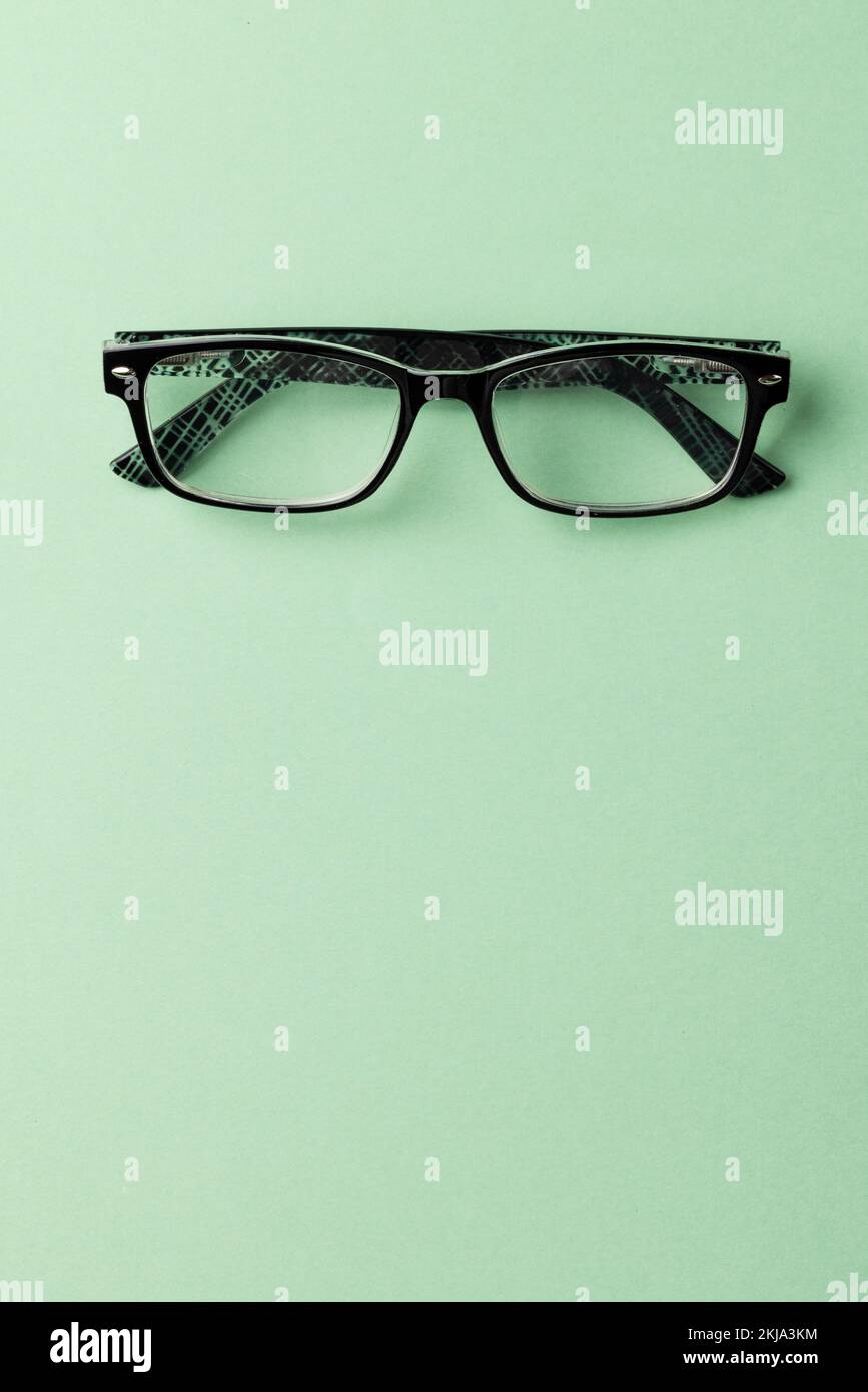 Composition verticale des lunettes sur fond vert avec espace de copie Banque D'Images